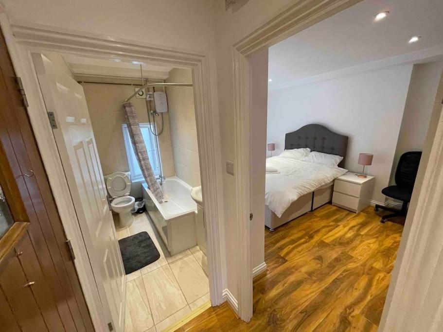 Comfortable 1 Bedroom And Double Sofa Bed Flat London Exterior photo