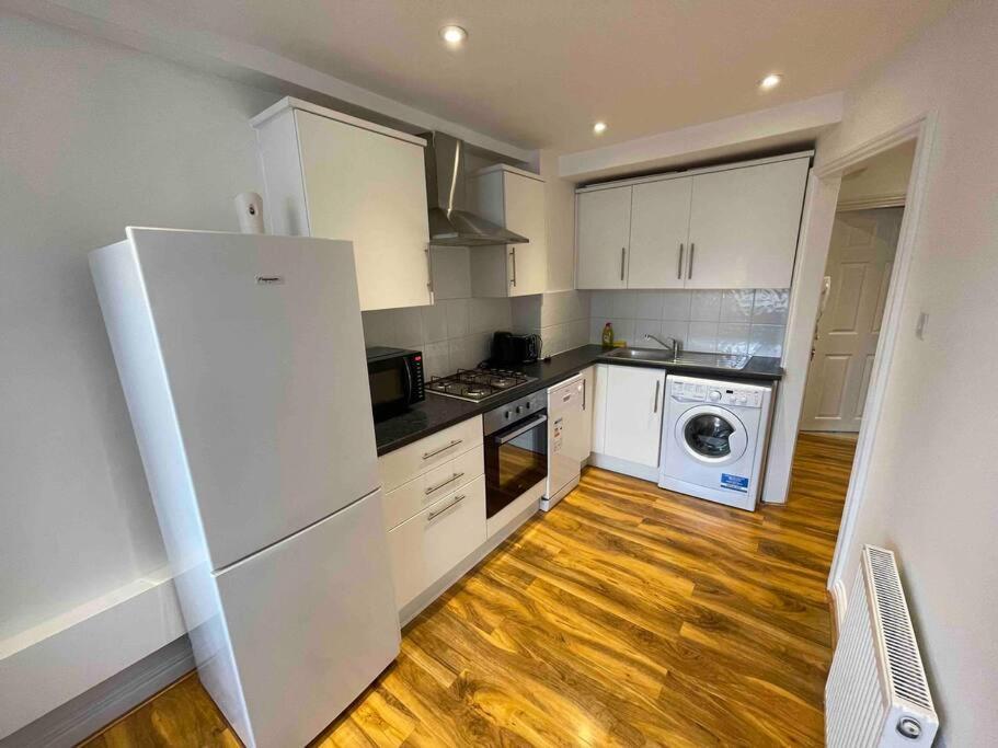 Comfortable 1 Bedroom And Double Sofa Bed Flat London Exterior photo