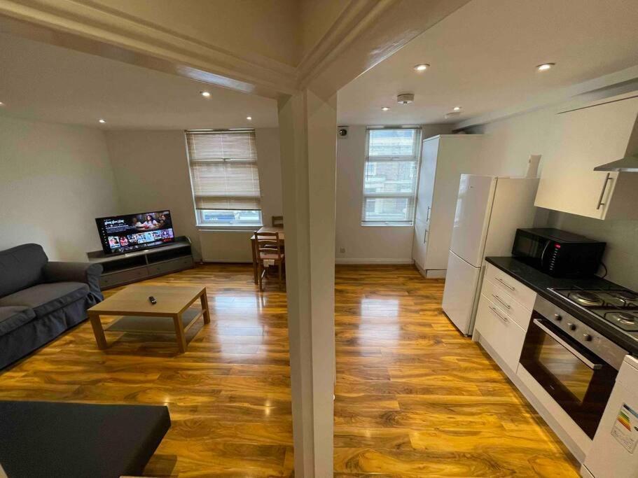 Comfortable 1 Bedroom And Double Sofa Bed Flat London Exterior photo