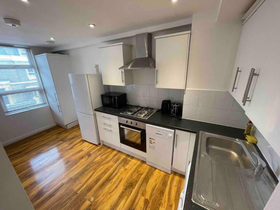 Comfortable 1 Bedroom And Double Sofa Bed Flat London Exterior photo
